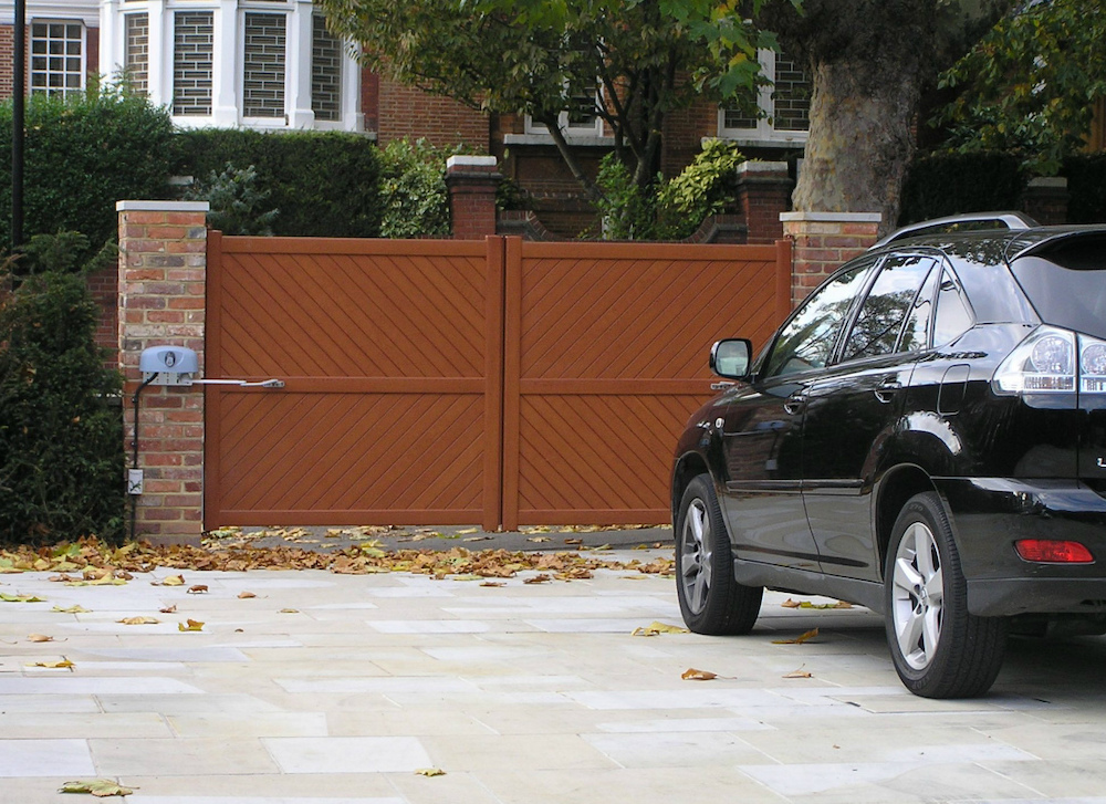 Electric gates with articulated arm motors